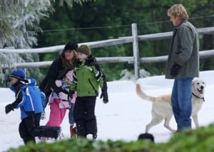 **RESTRICTIONS APPLY** Jennifer Aniston and Owen Wilson enjoy the fake snow whilst filming scenes for "Marley & Me" in West Chester, Pennsylvania